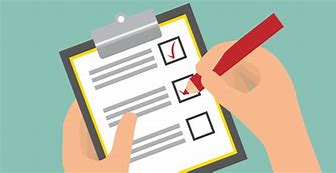 Personne qui met des crochets sur une feuille avec un liste dessus